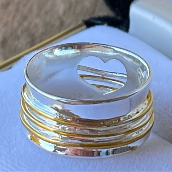 BEAUTIFUL SILVER AND GOLD RING WITH CUT OUT HEART & “LOVE” INSCRIPTION - Picture 6 of 11